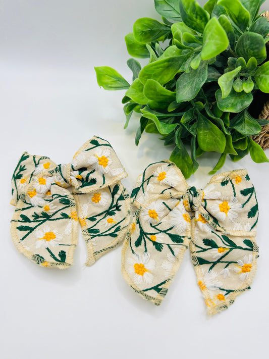 *RTS Embroidered Daisy Piggie Bows*